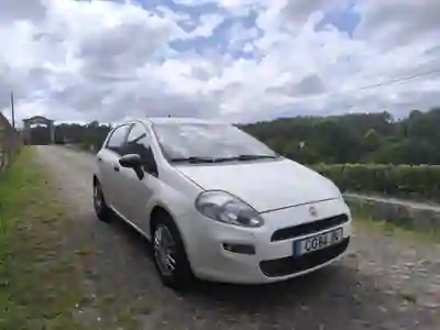 Fiat Grande Punto 2013 - 6000 EUR, 179000 km - AUTO.MOTO.pt - 179000km - foto 6 de 10