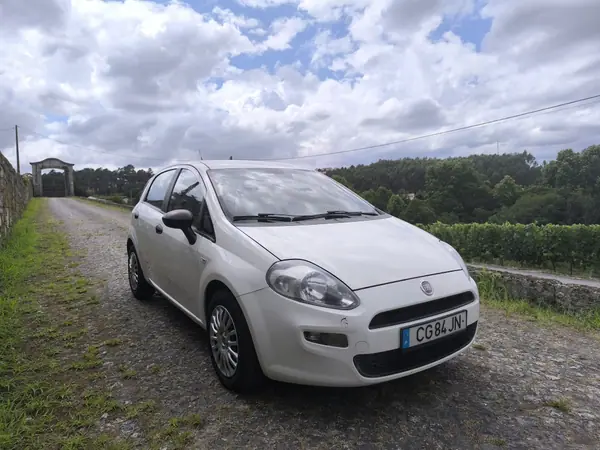 Fiat Grande Punto 2013 - 6000 EUR, 179000 km - AUTO.MOTO.pt - 179000km - foto 6 de 10