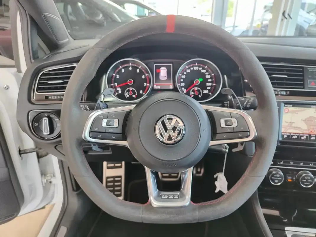Volkswagen Golf 2017 - 30750 EUR, 76500 km - AUTO.MOTO.pt - 76500km - foto 25 de 35