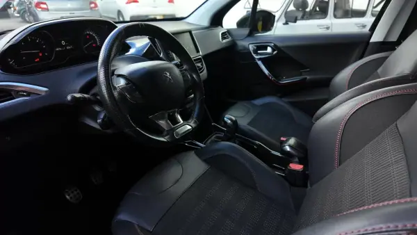 Peugeot 2008 2018 - 16750 EUR, 88000 km - AUTO.MOTO.pt - 88000km - foto 9 de 20
