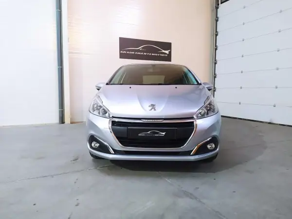 Peugeot 208 2017 - 12999 EUR, 118000 km - AUTO.MOTO.pt - 118000km - foto 2 de 15