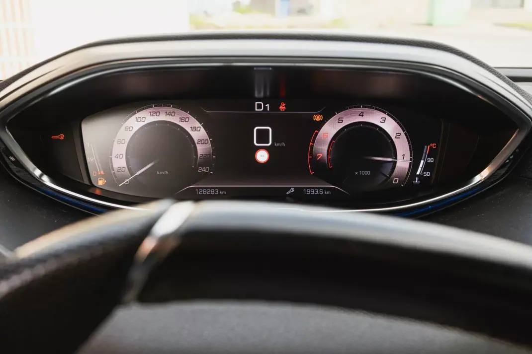 Peugeot 5008 2021 - 24000 EUR, 128300 km - AUTO.MOTO.pt - 128300km - foto 9 de 23