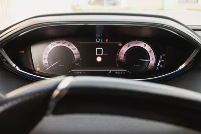 Peugeot 5008 2021 - 24000 EUR, 128300 km - AUTO.MOTO.pt - 128300km - foto 9 de 23