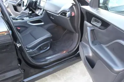 Jaguar F-Pace 2016 - 25900 EUR, 176000 km - AUTO.MOTO.pt - 176000km - foto 18 de 25