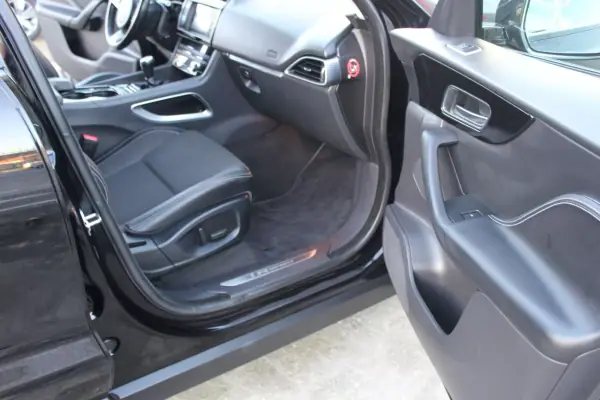 Jaguar F-Pace 2016 - 25900 EUR, 176000 km - AUTO.MOTO.pt - 176000km - foto 18 de 25