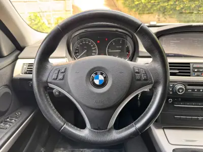 BMW 318 2009 - 10900 EUR, 110942 km - AUTO.MOTO.pt - 110942km - foto 12 de 25
