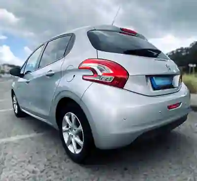 Peugeot 208 2015 - 8500 EUR, 104000 km - AUTO.MOTO.pt - 104000km - foto 5 de 15