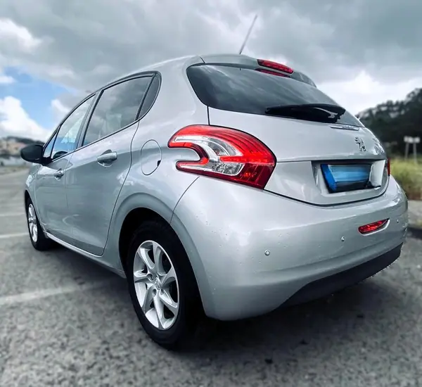 Peugeot 208 2015 - 8500 EUR, 104000 km - AUTO.MOTO.pt - 104000km - foto 5 de 15