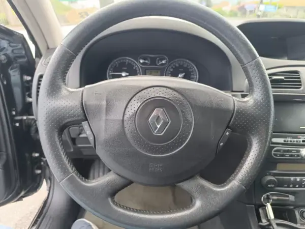 Renault Laguna 2007 - 3500 EUR, 230000 km - AUTO.MOTO.pt - 230000km - foto 16 de 23