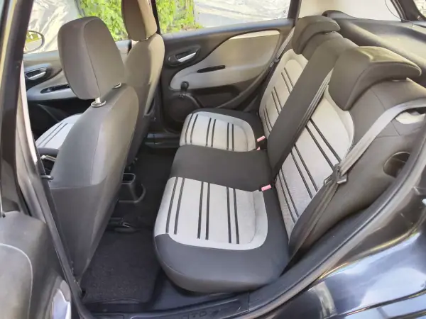 Fiat Punto Evo 2011 - 5780 EUR, 148000 km - AUTO.MOTO.pt - 148000km - foto 20 de 38