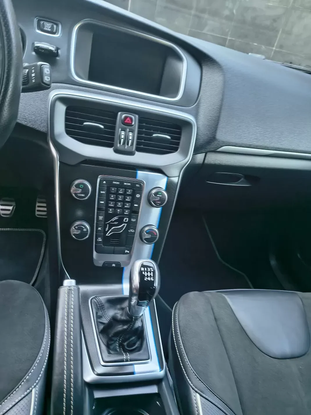 Volvo V40 2015 - 13900 EUR, 181000 km - AUTO.MOTO.pt - 181000km - foto 13 de 28