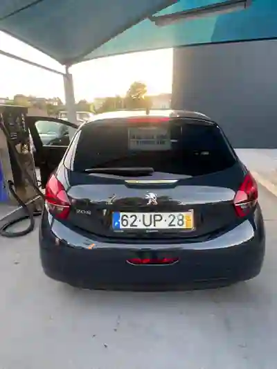 Peugeot 208 2018 - 9490 EUR, 66000 km - AUTO.MOTO.pt - 66000km - foto 8 de 8