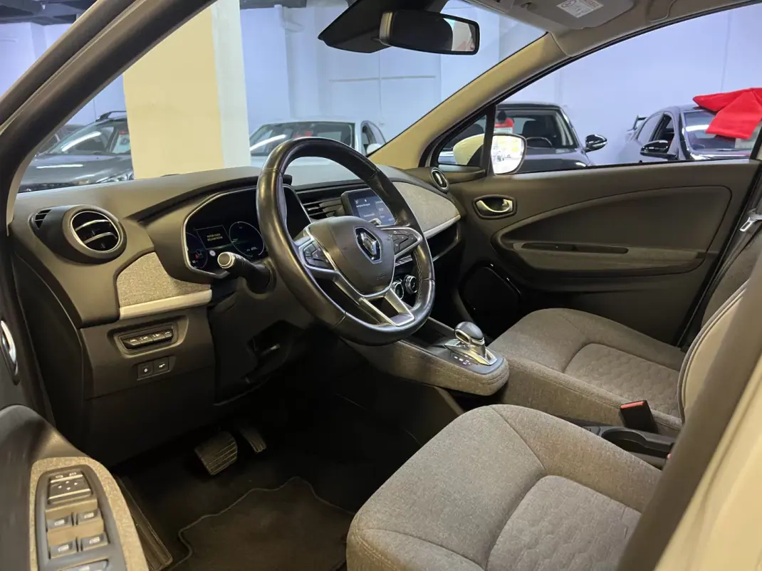 Renault Zoe 2020 - 15990 EUR, 67000 km - 67000km - foto 5 de 32