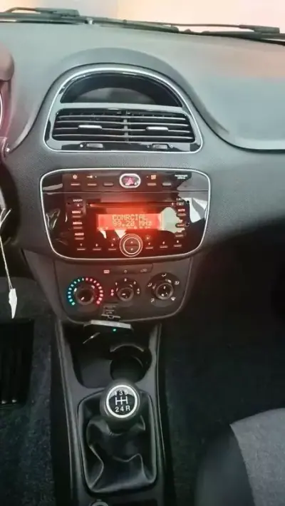 Fiat Punto 2016 - 7990 EUR, 141635 km - AUTO.MOTO.pt - 141635km - foto 4 de 15