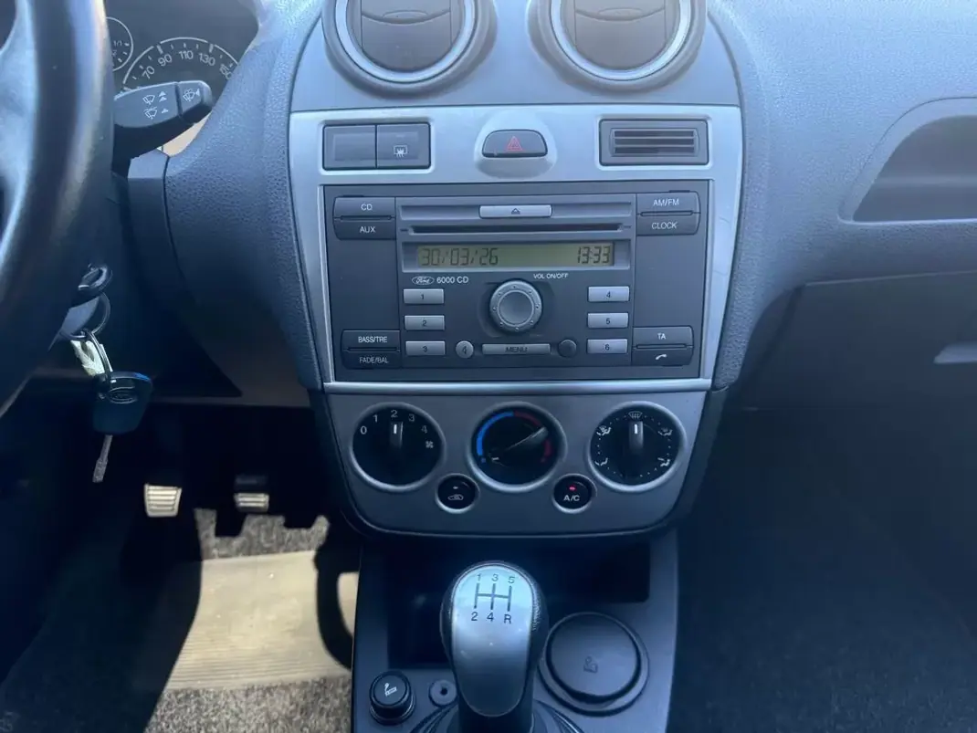 Ford Fiesta 2008 - 5700 EUR, 82000 km - AUTO.MOTO.pt - 82000km - foto 18 de 23