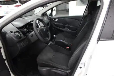 Renault Clio 2015 - 7900 EUR, 146950 km - AUTO.MOTO.pt - 146950km - foto 6 de 15