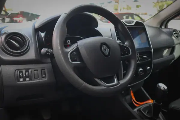 Renault Clio 2018 - 12480 EUR, 121000 km - AUTO.MOTO.pt - 121000km - foto 2 de 13