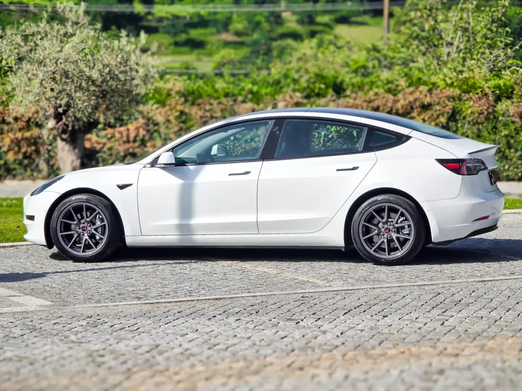 Tesla Model 3 2021 - 24990 EUR, 113300 km - AUTO.MOTO.pt - 113300km - foto 20 de 26