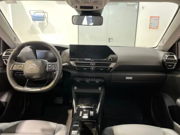 Citroën e-C4 2023 - 23990 EUR, 8800 km - AUTO.MOTO.pt - 8800km - foto 6 de 11