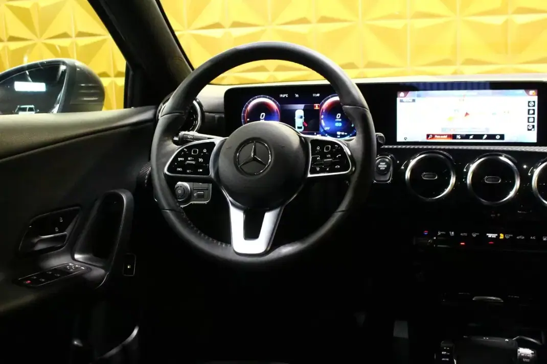 Mercedes-Benz A 250 2020 - 23900 EUR, 140000 km - AUTO.MOTO.pt - 140000km - foto 15 de 35