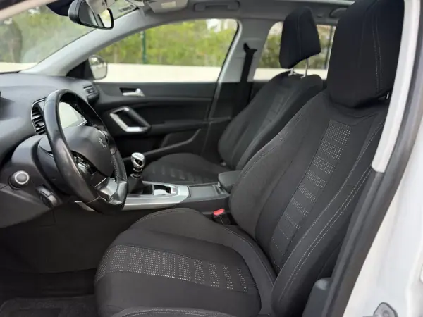 Peugeot 308 SW 2016 - 10999 EUR, 100000 km - AUTO.MOTO.pt - 100000km - foto 12 de 18