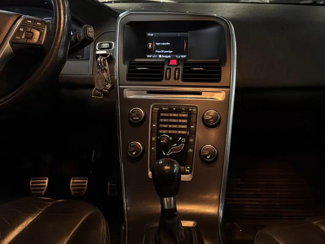 Volvo XC 60 2012 - 16990 EUR, 201000 km - AUTO.MOTO.pt - 201000km - foto 19 de 35