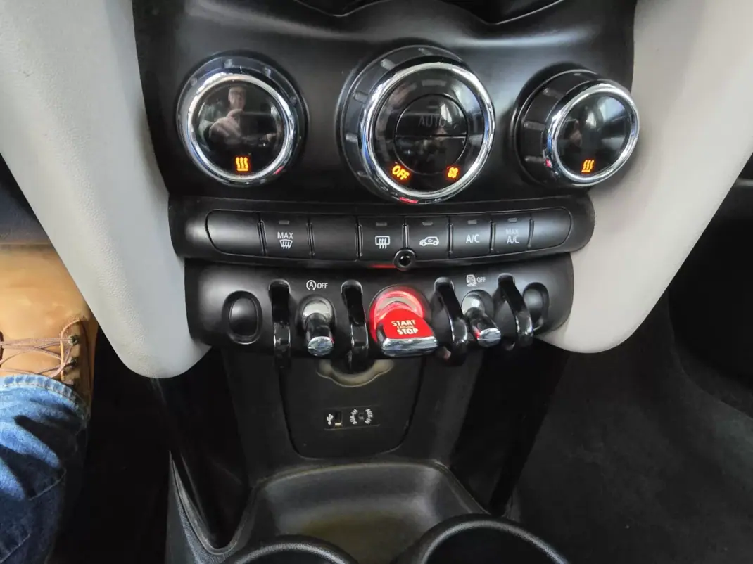 MINI Cooper 2017 - 14999 EUR, 166333 km - AUTO.MOTO.pt - 166333km - foto 21 de 24