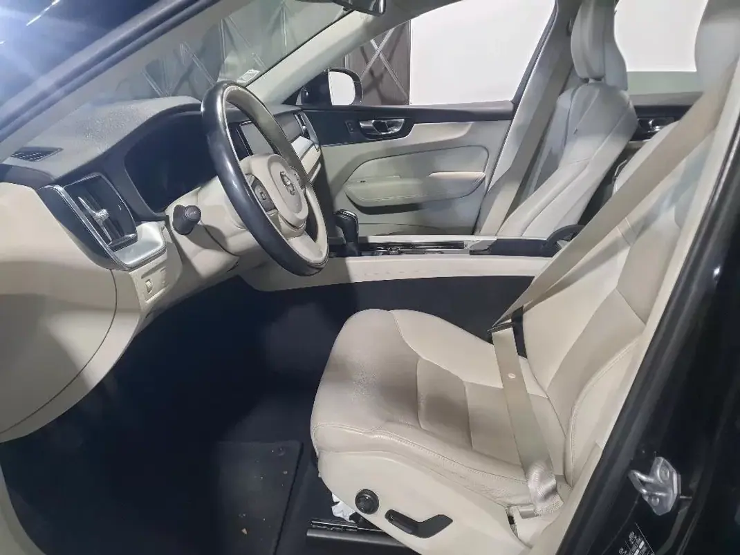 Volvo XC 60 2019 - 23750 EUR, 189121 km - AUTO.MOTO.pt - 189121km - foto 6 de 9