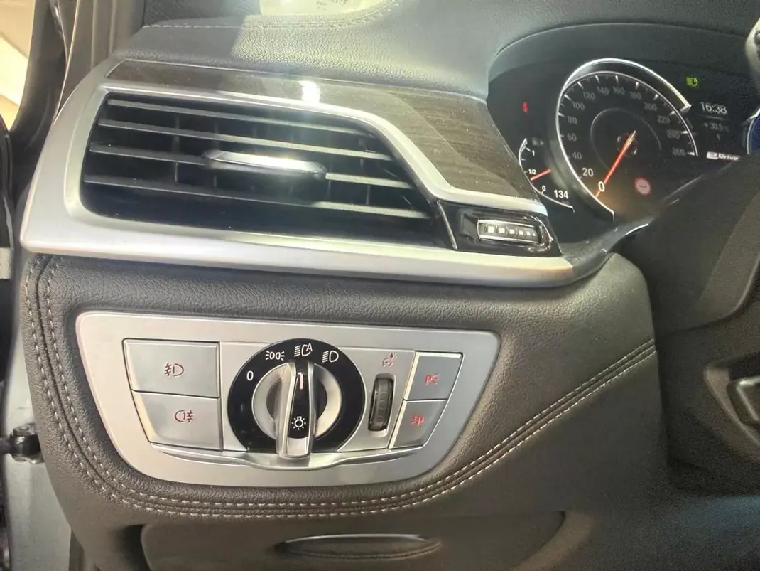 BMW 740 2018 - 29950 EUR, 249000 km - AUTO.MOTO.pt - 249000km - foto 34 de 41