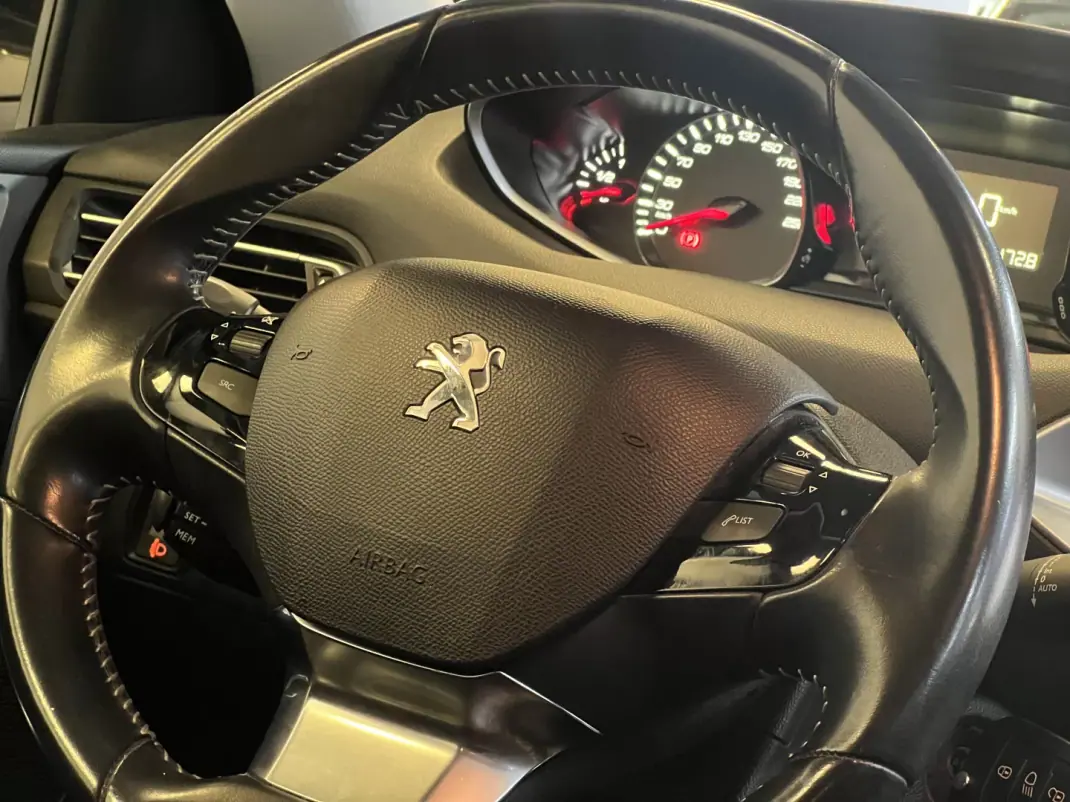 Peugeot 308 2019 - 10990 EUR, 130000 km - 130000km - foto 16 de 38