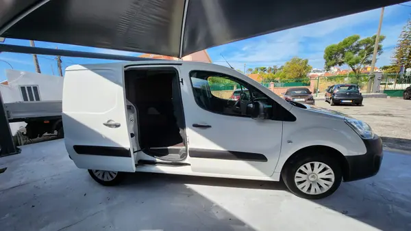 Citroën Berlingo 2017 - 10490 EUR, 225000 km - AUTO.MOTO.pt - 225000km - foto 6 de 15