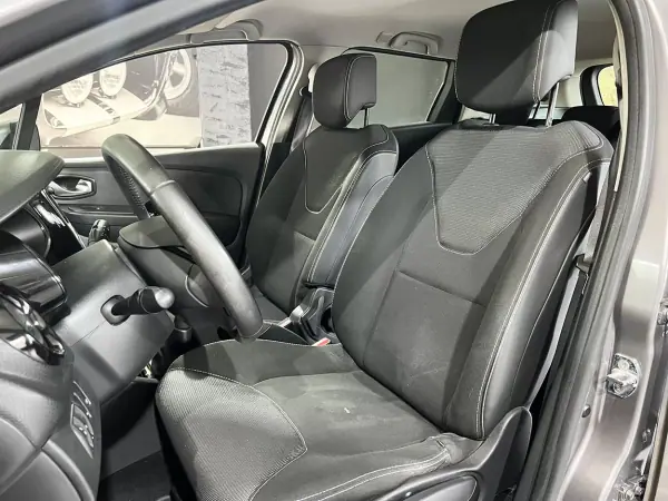 Renault Clio Sport Tourer 2015 - 6900 EUR, 248781 km - AUTO.MOTO.pt - 248781km - foto 7 de 20