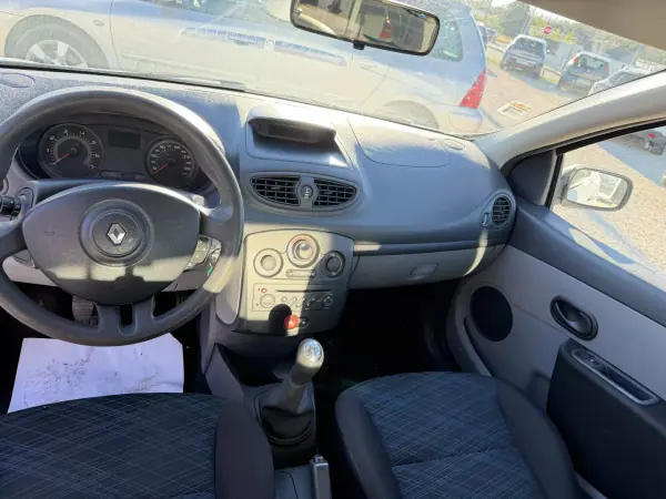 Renault Clio 2006 - 3850 EUR, 254586 km - AUTO.MOTO.pt - 254586km - foto 8 de 19