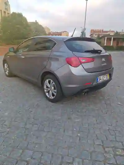 Alfa Romeo Giulietta 2011 - 6990 EUR, 156800 km - AUTO.MOTO.pt - 156800km - foto 5 de 17