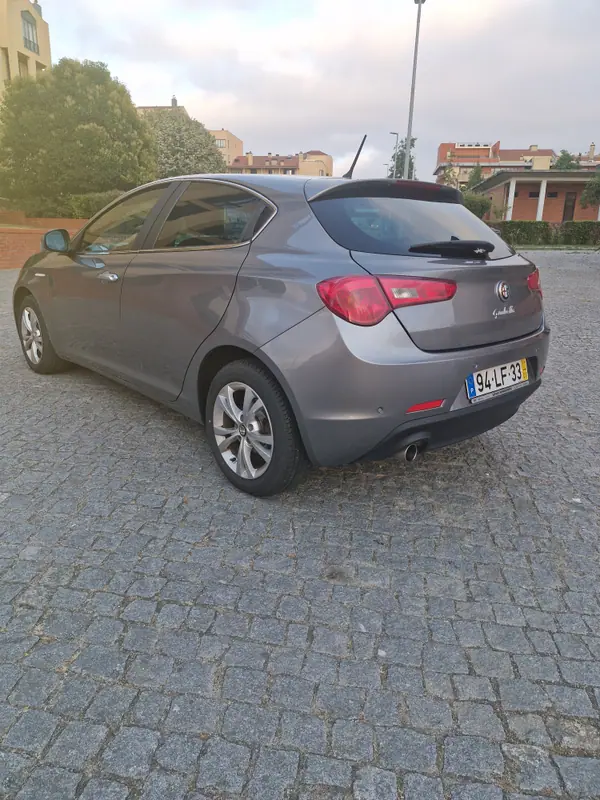 Alfa Romeo Giulietta 2011 - 6990 EUR, 156800 km - AUTO.MOTO.pt - 156800km - foto 5 de 17