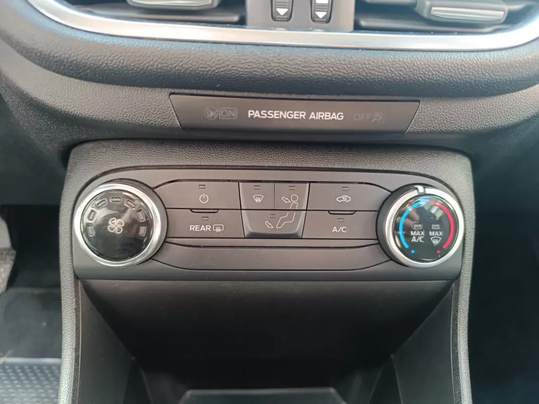 Ford Fiesta 2018 - 9900 EUR, 149596 km - AUTO.MOTO.pt - 149596km - foto 17 de 28