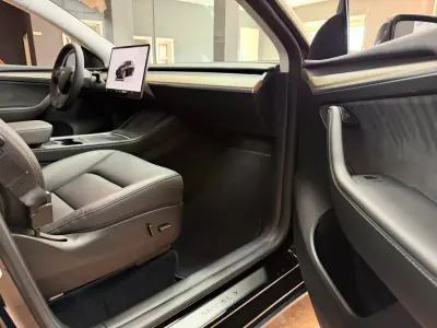 Tesla Model Y 2023 - 36500 EUR, 16200 km - 16200km - foto 10 de 15