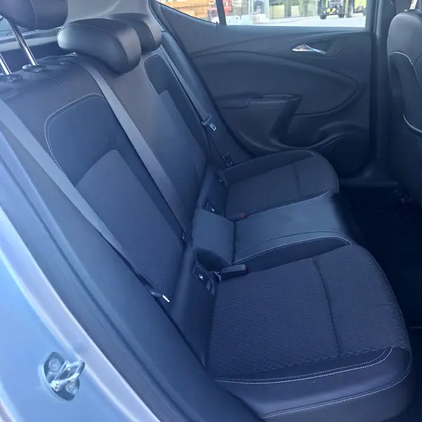 Opel Astra 2017 - 10500 EUR, 200000 km - AUTO.MOTO.pt - 200000km - foto 8 de 15