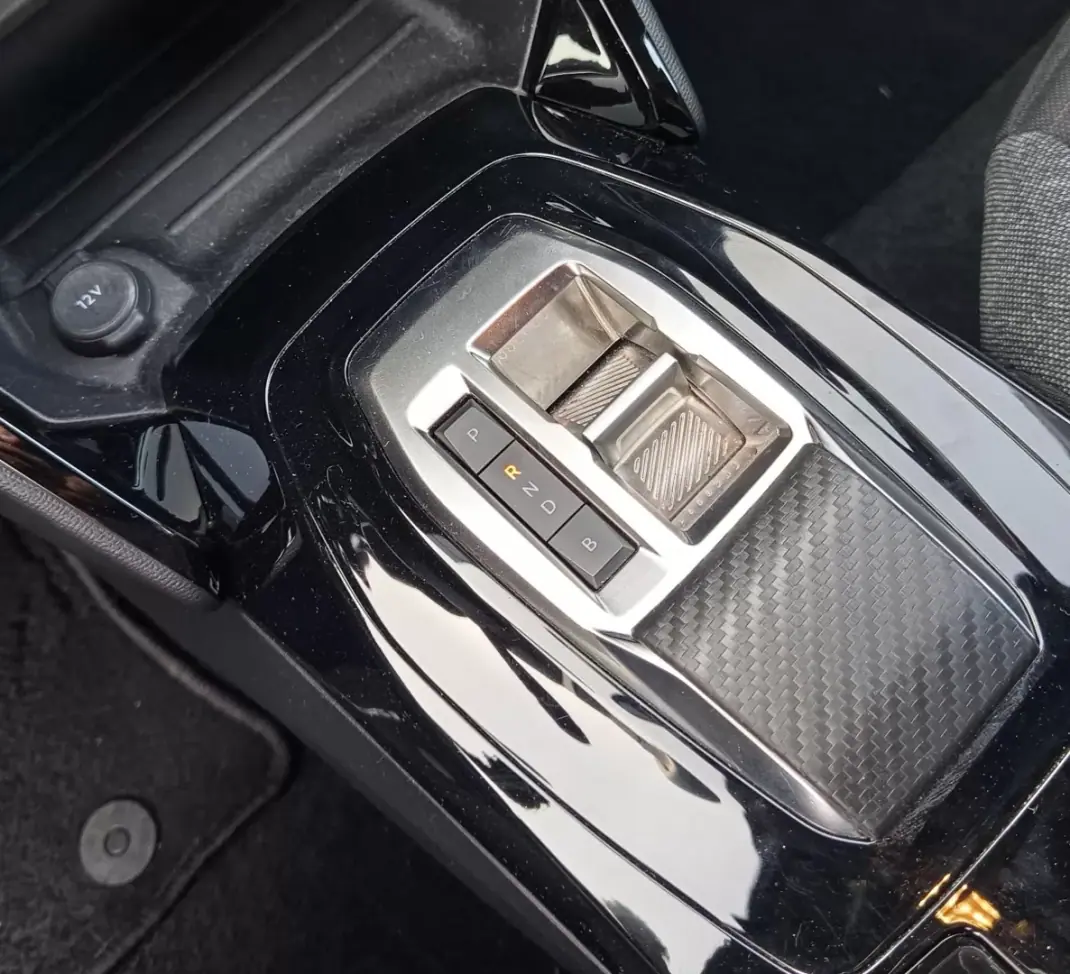 Peugeot e-2008 2022 - 17990 EUR, 70100 km - AUTO.MOTO.pt - 70100km - foto 19 de 19