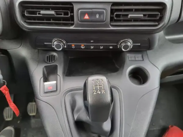 Opel COMBO 2020 - 13750 EUR, 158909 km - AUTO.MOTO.pt - 158909km - foto 9 de 16