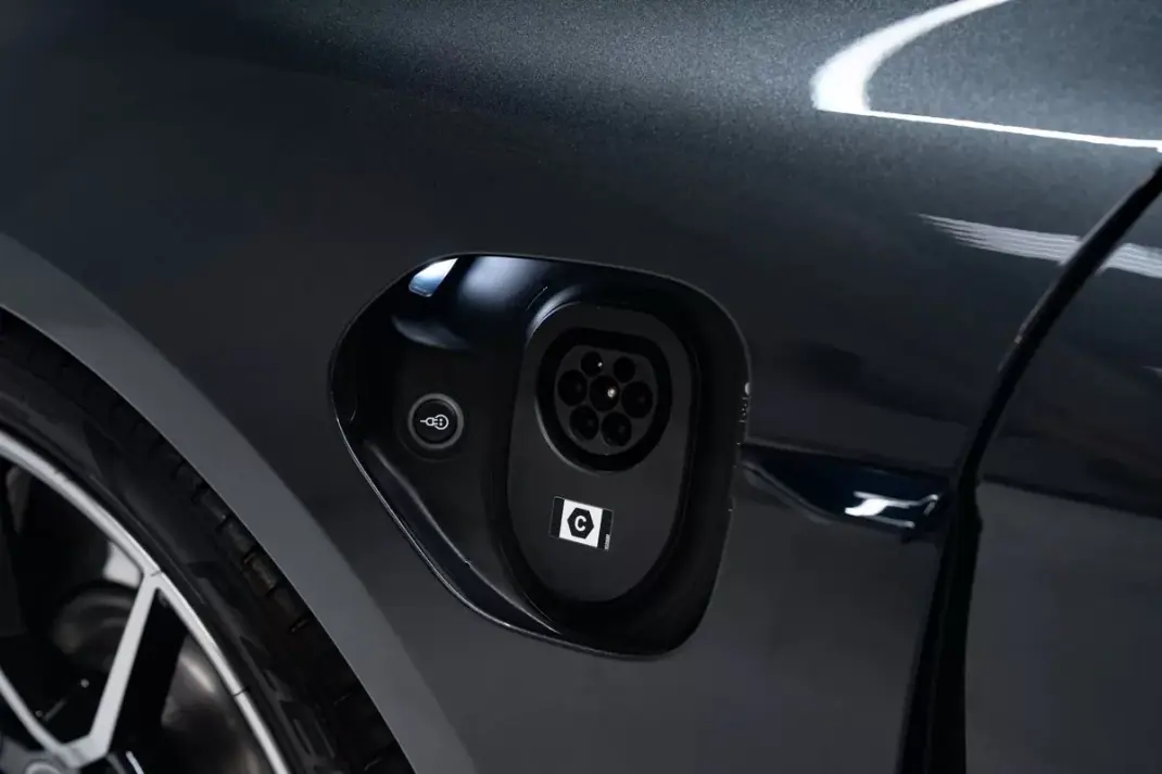 Porsche Taycan 2024 - 84950 EUR, 8000 km - AUTO.MOTO.pt - 8000km - foto 14 de 58