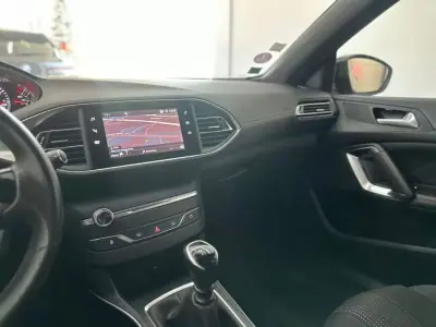 Peugeot 308 2024 - 14990 EUR, 91000 km - AUTO.MOTO.pt - 91000km - foto 17 de 25
