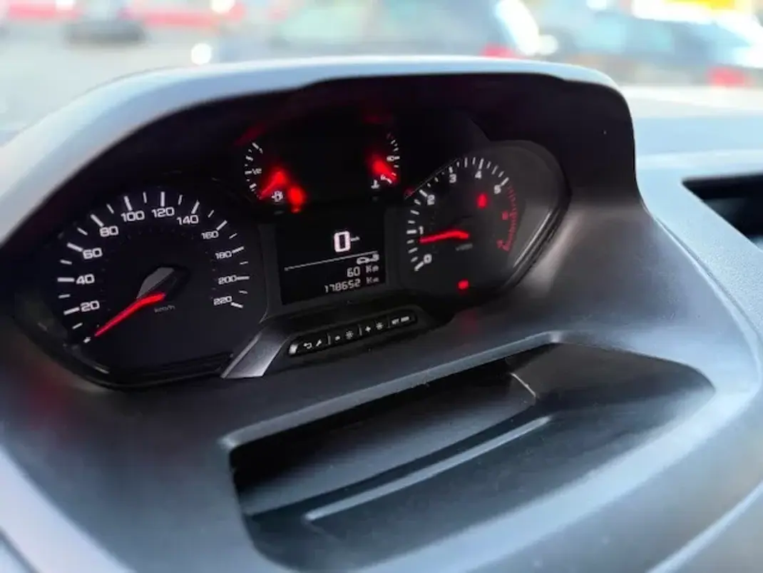 Peugeot PARTNER 1.5 HDI PRO LONGA L2H1 2020 - 11900 EUR, 177000 km - AUTO.MOTO.pt - 177000km - foto 11 de 14