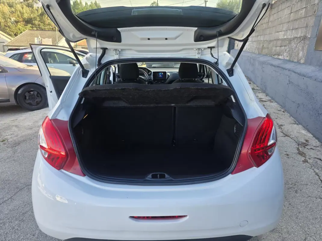 Peugeot 208 2014 - 7250 EUR, 157000 km - 157000km - foto 16 de 23