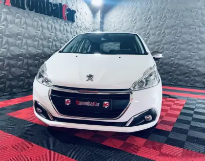 Peugeot 208 2015 — foto 2 de 33