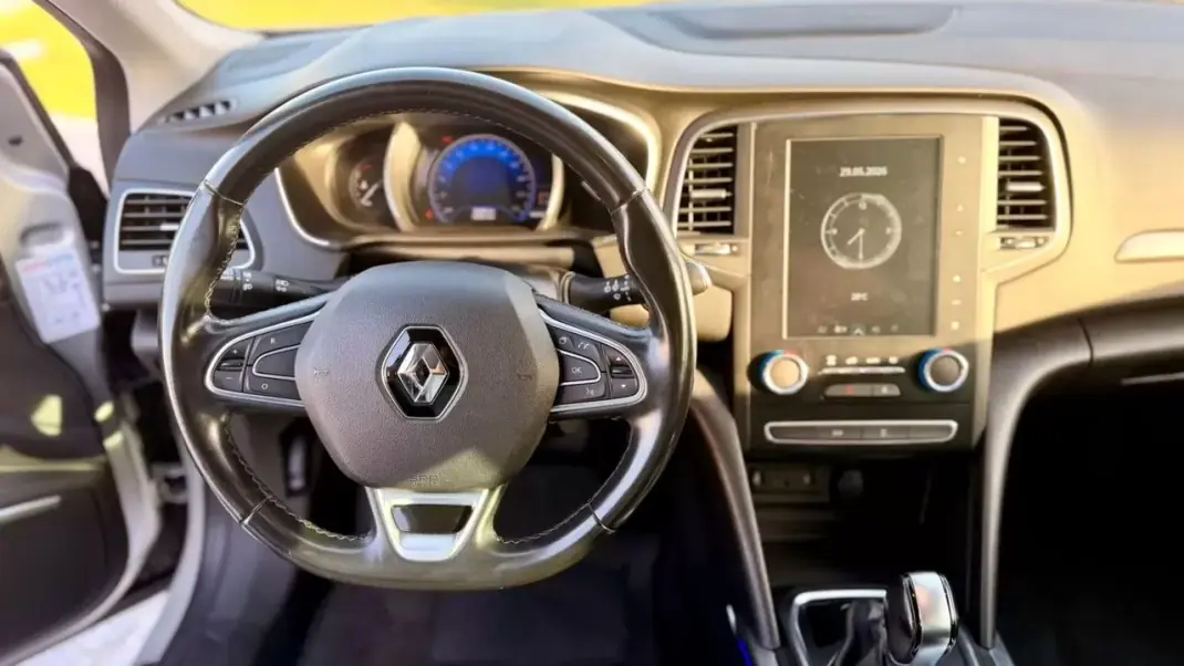 Renault Mégane 2019 - 14999 EUR, 99500 km - AUTO.MOTO.pt - 99500km - foto 19 de 20
