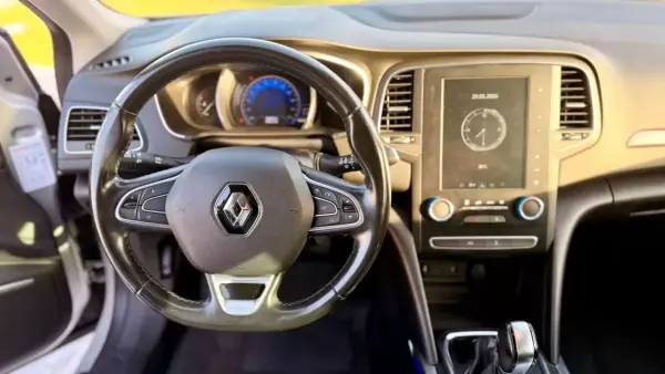 Renault Mégane 2019 - 14999 EUR, 99500 km - AUTO.MOTO.pt - 99500km - foto 19 de 20
