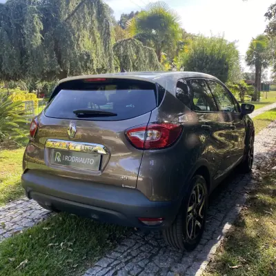 Renault Captur 2014 - 13990 EUR, 146000 km - AUTO.MOTO.pt - 146000km - foto 5 de 22