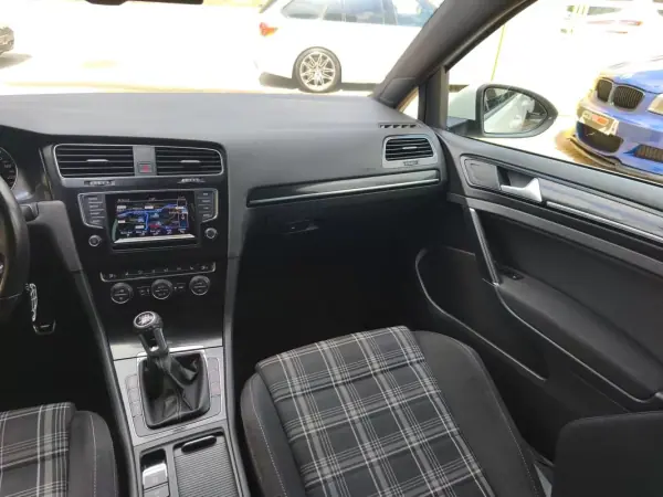 Volkswagen Golf 2014 - 17900 EUR, 195000 km - AUTO.MOTO.pt - 195000km - foto 28 de 32