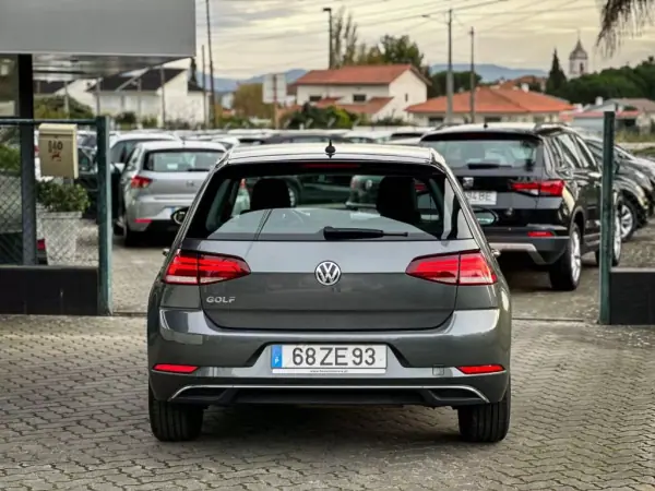 Volkswagen Golf 2019 - 15990 EUR, 165000 km - AUTO.MOTO.pt - 165000km - foto 4 de 12